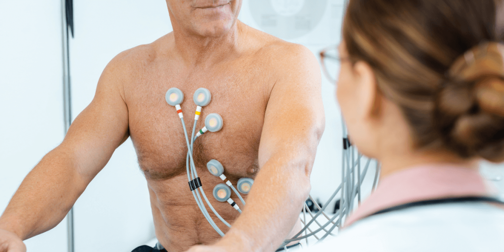 EKG vizsgálat orvossal, mentőtiszttel eszköz kép 3